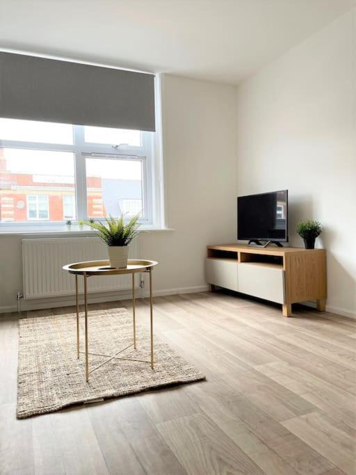 Central, Bright & Spacious Apartment - Parking Included Bournemouth Luaran gambar