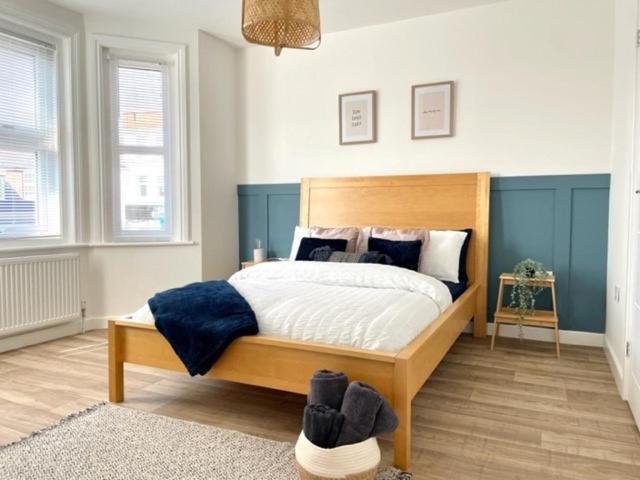 Central, Bright & Spacious Apartment - Parking Included Bournemouth Luaran gambar
